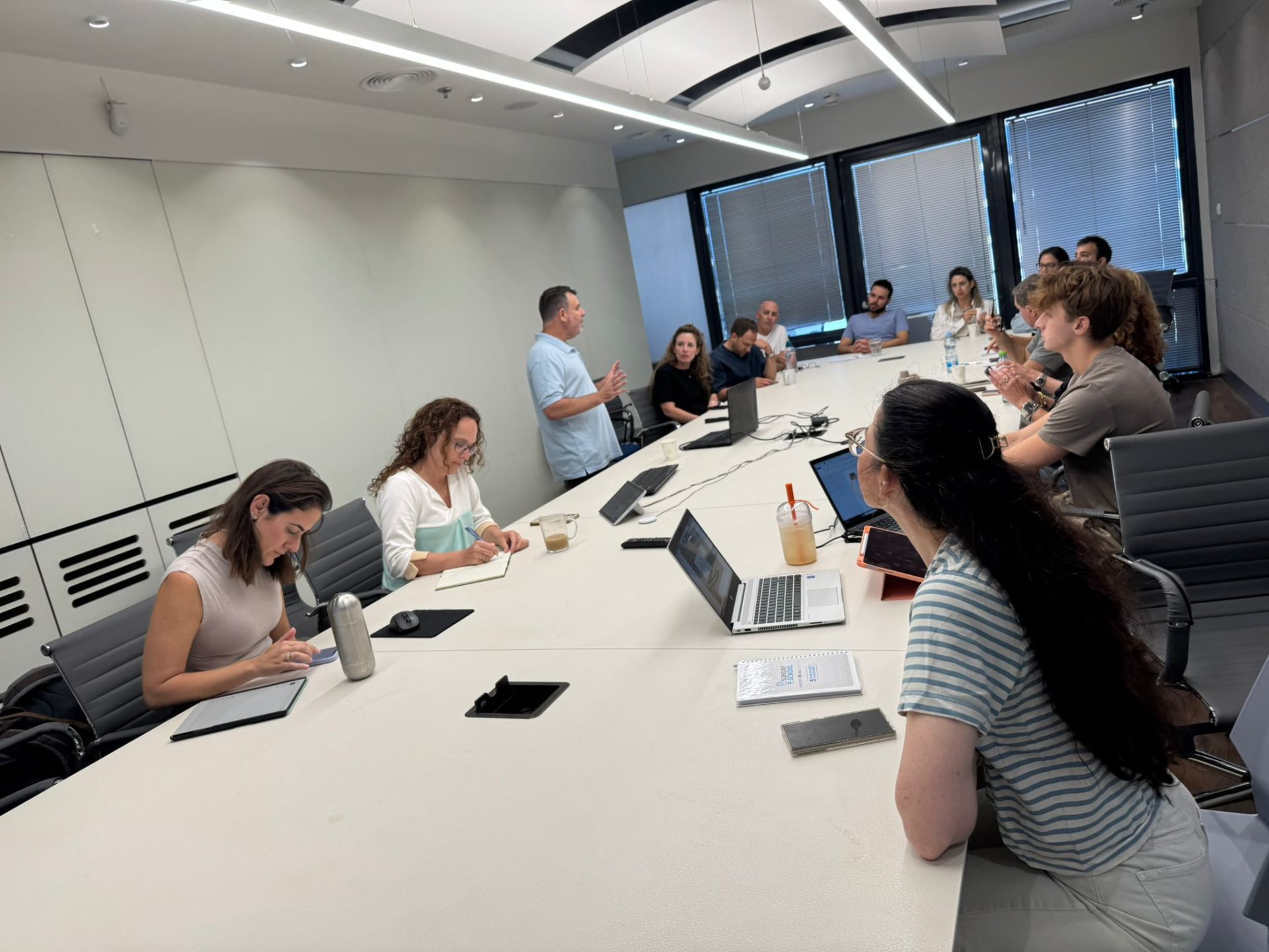 Ziv Sheinfeld running a LinkedIn workshop in a corporate boardroom