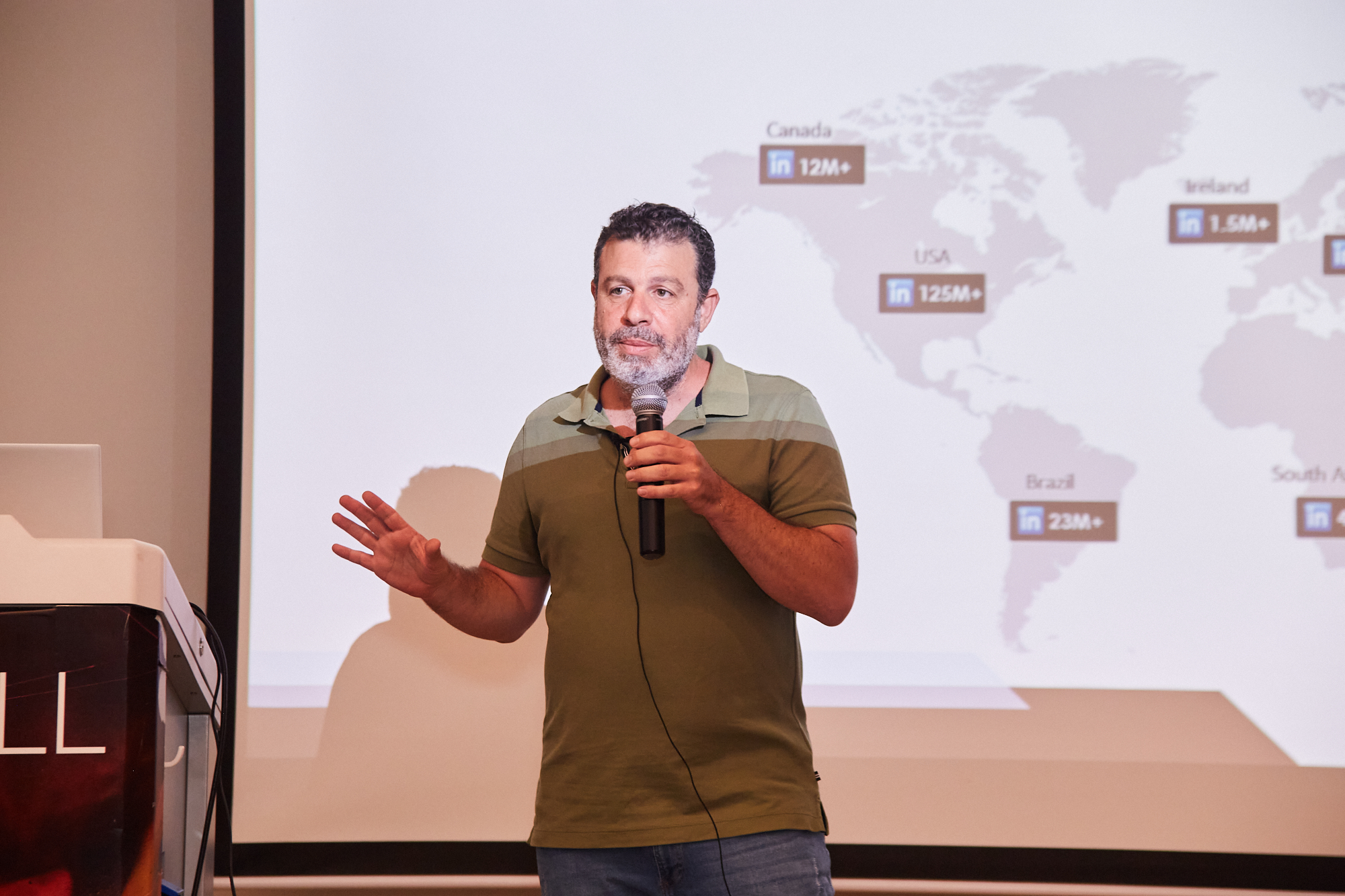 Ziv Sheinfeld lecturing on LinkedIn marketing